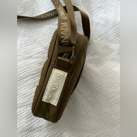 Lululemon Team Canada 2022 Legacy Crossbody Bag - Beige (Artifact) - Picture 5 of 6